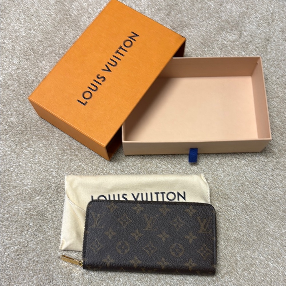 Louis Vuitton Monogram Canvas zippy wallet